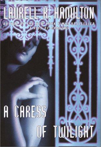 Az alkony ölelése – Laurell K. Hamilton borító